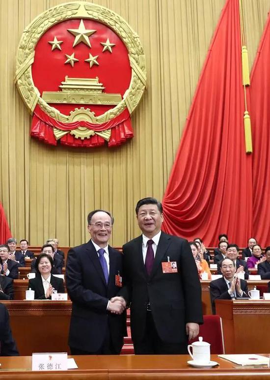 习近平同新当选的国家副主席王岐山握手。新华社记者 鞠鹏 摄