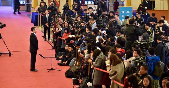 3月5日，第十三届全国人民代表大会第一次会议在北京开幕。开幕会后在人民大会堂再次开启了“部长通道”，六位部长相继回答了记者提问。人民网记者 翁奇羽 摄